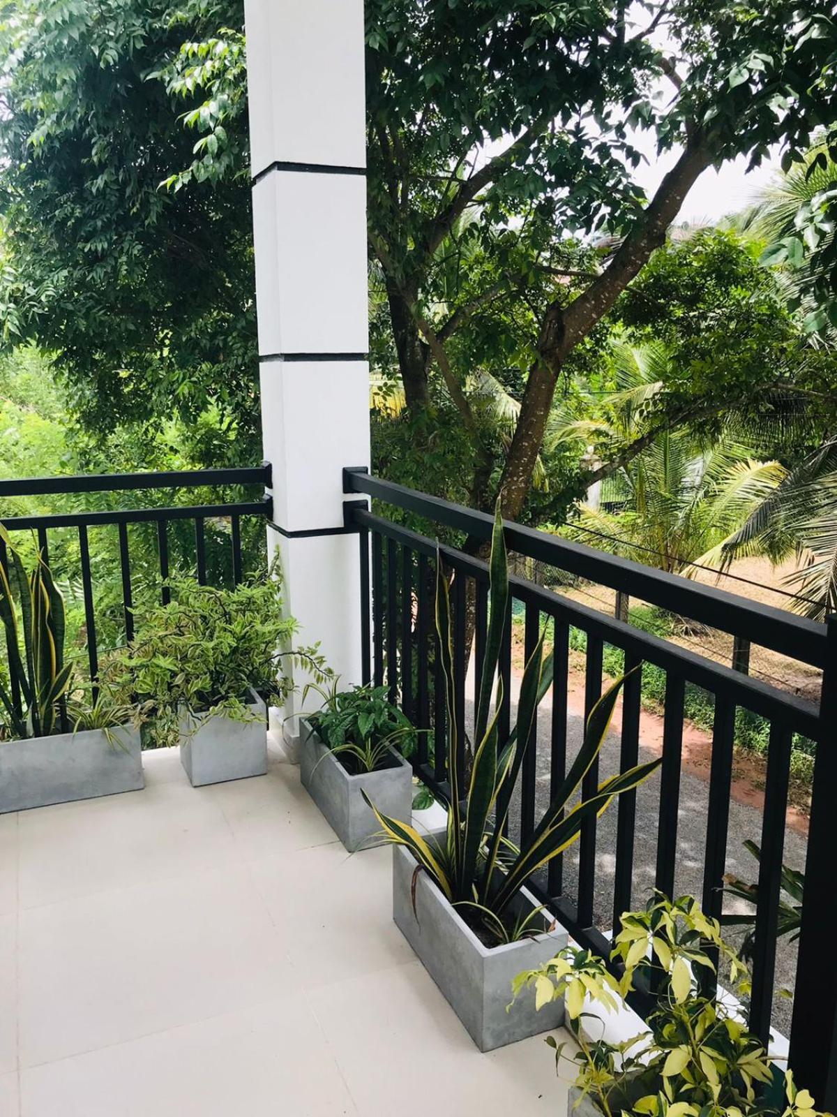 Sri White Villa Airport Boutique Hotel Катунаяка Экстерьер фото