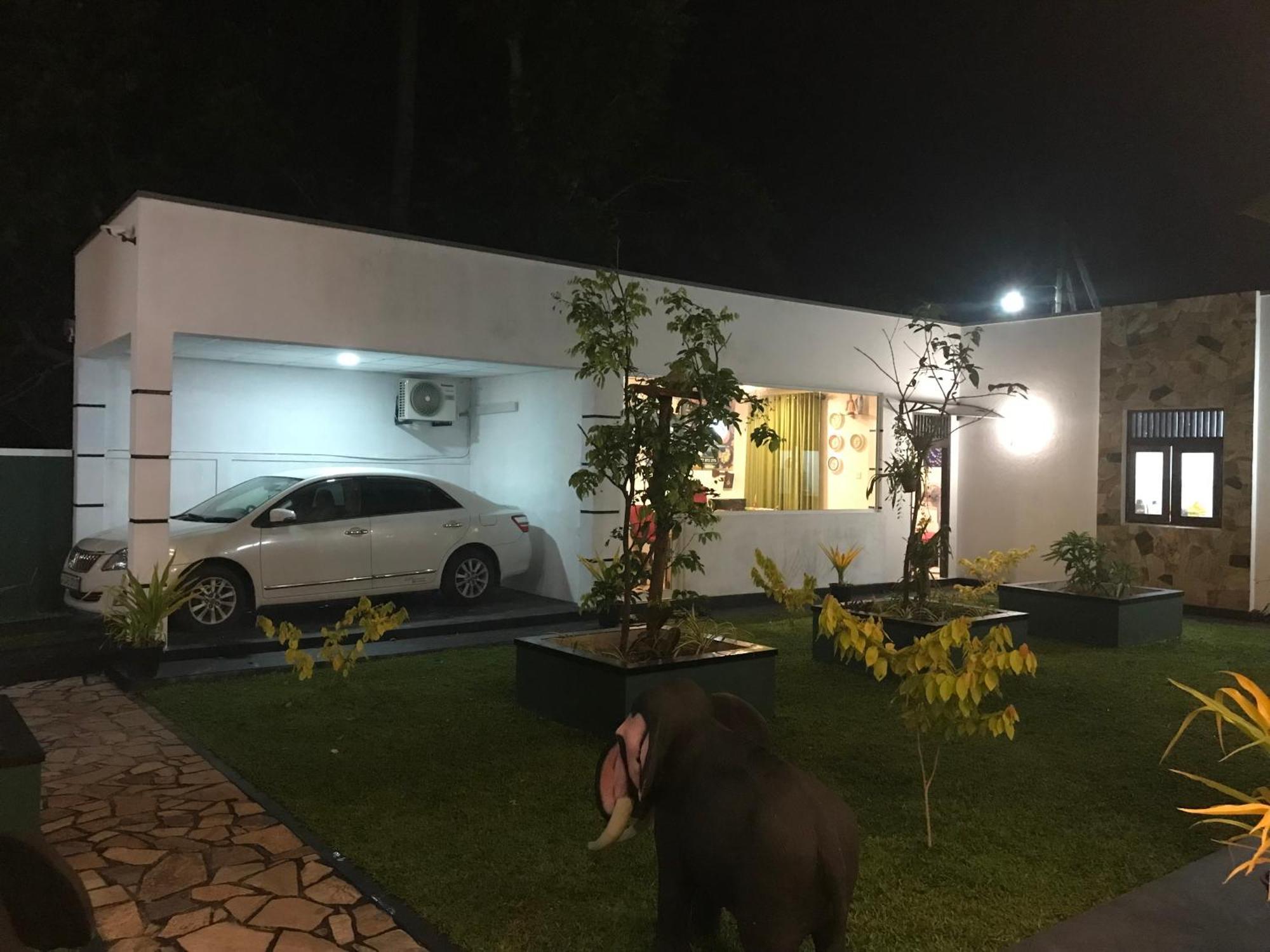Sri White Villa Airport Boutique Hotel Катунаяка Экстерьер фото
