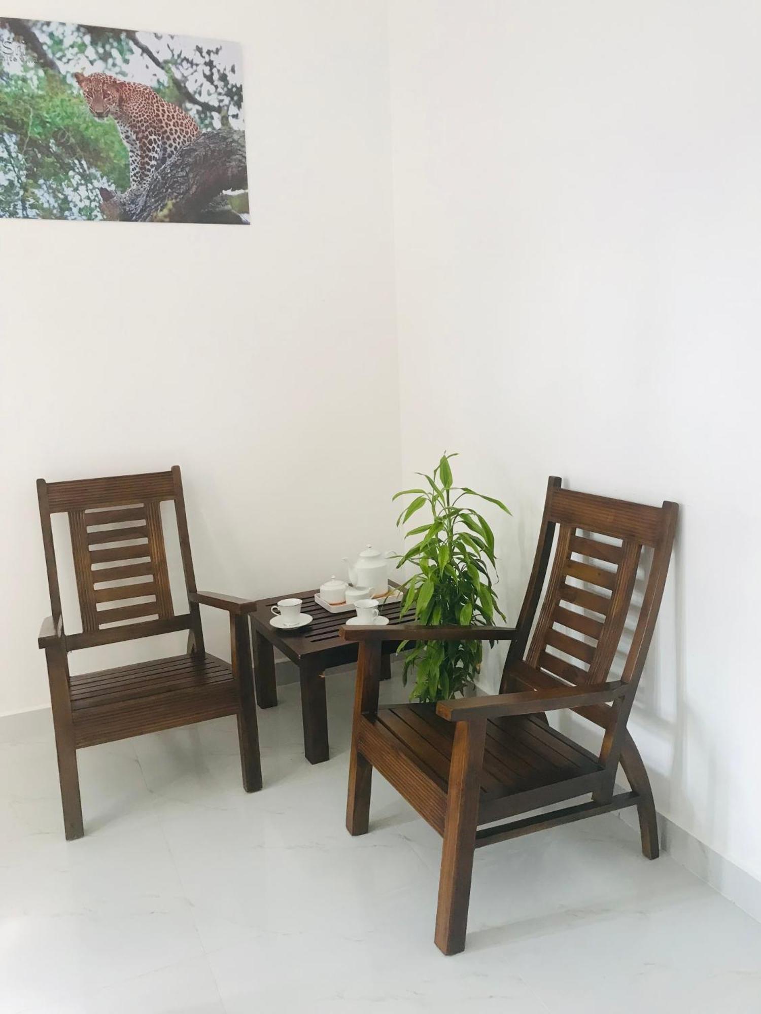Sri White Villa Airport Boutique Hotel Катунаяка Экстерьер фото