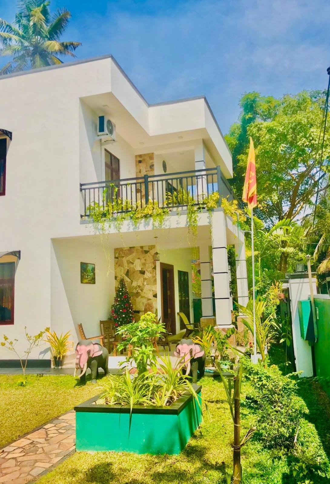 Sri White Villa Airport Boutique Hotel Катунаяка Экстерьер фото